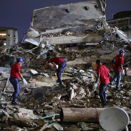 Pauetevilo's tweet photo. Terribles noticias e imágenes llegan de Venezuela que ha sufrido el peor terremoto de su historia. 
Máxima solidaridad y cariño a nuestro pueblo hermano con el que tanto nos une. No vais a estar solos. ❤️‍🩹 https://t.co/JdiZ5hqFKE