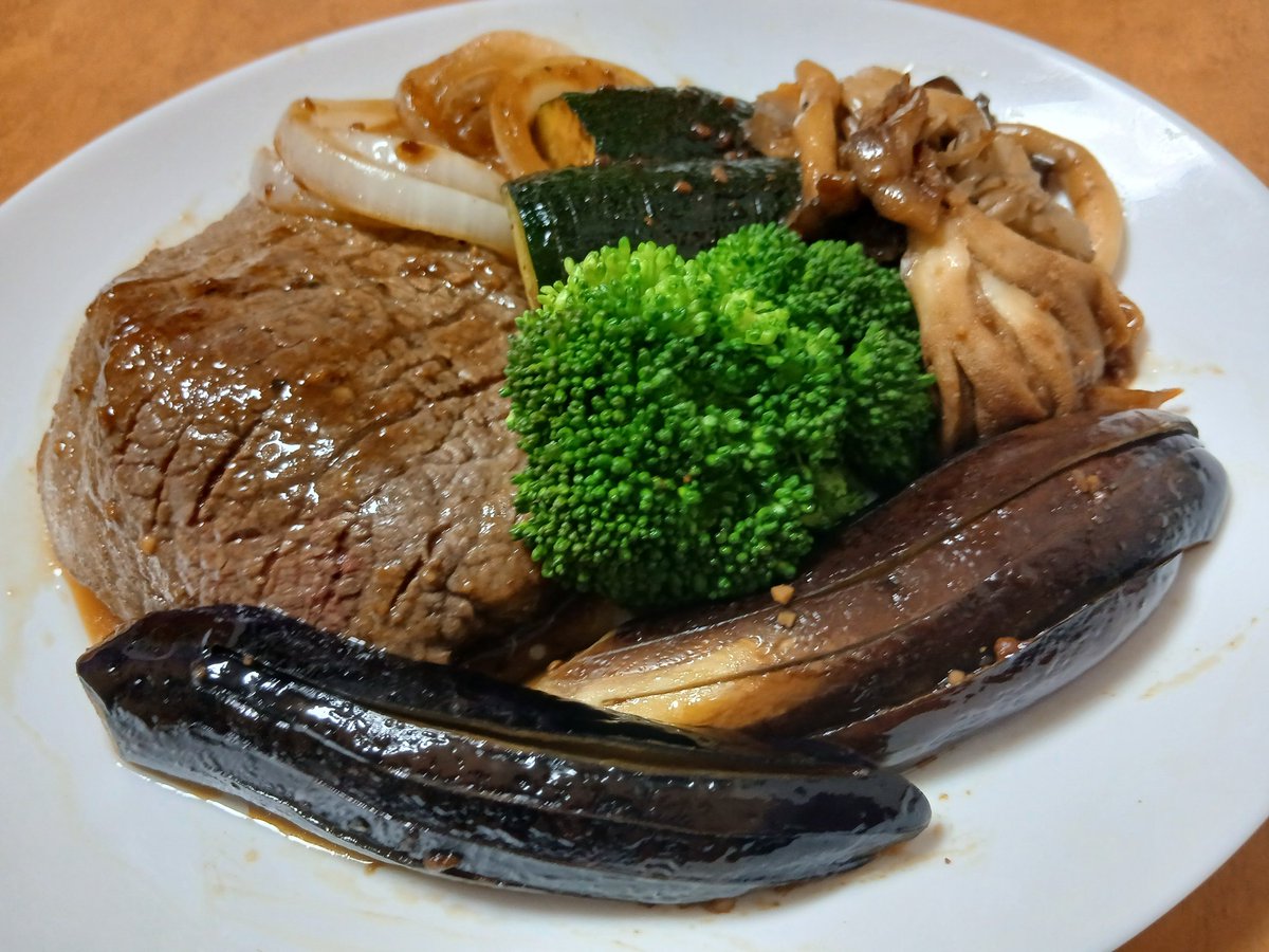 G03483915's tweet photo. たまには肉🍖料理した
もらいもんのナス、ブロッコリー、タマネギにキノコとズッキーニあわせて
夕飯は炭水化物抜いて
赤身肉なら大丈夫？
いや大丈夫❗❗ https://t.co/lOqzRbgskc