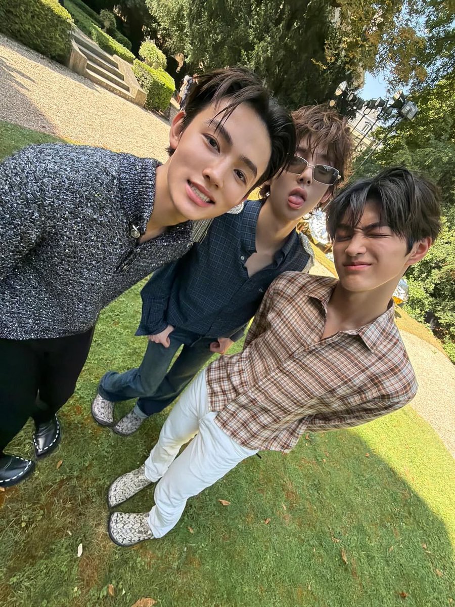 heycoertis's tweet photo. their feet are frying me 😭😭😭😭😂 https://t.co/AmypNcQoW8