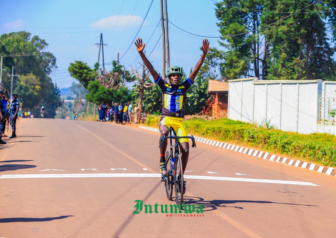IntumwaNews's tweet photo. Nkurunziza Tour : Odette Nsengiyumva enchaîne les victoires et confirme sa domination.

La troisième étape du tournoi Nkurunziza Tour, course cycliste organisée par la Fondation Pax Burundi en mémoire de l’ancien Président Pierre Nkurunziza, s’est déroulée mercredi dans une ambiance de compétition intense. Cette étape a une nouvelle fois été marquée par les performances remarquables de plusieurs coureurs, dont Odette Nsengiyumva chez les dames et Samuel Ndikumana chez les hommes.

Dans la catégorie féminine, Odette Nsengiyumva, originaire de la province de Gitega, a confirmé son statut de favorite en remportant sa troisième victoire consécutive dans cette compétition. Une performance qui lui permet de conserver la tête du classement général et de renforcer sa domination dans cette première édition du Nkurunziza Tour.
Elle a parcouru les 110 kilomètres reliant Muyinga à Ruyigi en 3 heures, 46 minutes et 54 secondes. La deuxième place est revenue à Darlène Tuyizere de Ngozi, qui a réalisé un temps de 3 heures, 57 minutes et 22 secondes, tandis que Anastasie Gahunzega, originaire de Gihanga, a terminé troisième avec un chrono de 4 heures, 17 minutes et 4 secondes.

Chez les hommes, Samuel Ndikumana, également originaire de Ngozi, a une fois de plus démontré son talent en s’imposant pour la deuxième journée consécutive. Il a bouclé les 110 kilomètres en 3 heures, 46 minutes et 40 secondes.
Il a été suivi de près par Bosco Niyonkuru, lui aussi de Ngozi, qui a franchi la ligne d’arrivée en 3 heures, 47 minutes et 39 secondes. La troisième place a été occupée par Jean de Dieu Iteriteka de Bujumbura, avec un temps de 3 heures, 47 minutes et 46 secondes.

Tous les cyclistes engagés dans cette étape ont parcouru une distance de 110 kilomètres entre Muyinga et Ruyigi.

La compétition se poursuivra ce jeudi dans la province de Gitega, où les coureurs s’affronteront sur un parcours de 72 kilomètres reliant Gitega, Nyakararo et Nyagasasa.

Les passionnés de cyclisme attendent avec impatience la prochaine étape afin de voir si Odette Nsengiyumva poursuivra sa série de victoires et conservera son leadership dans cette compétition qui se tient pour la prem