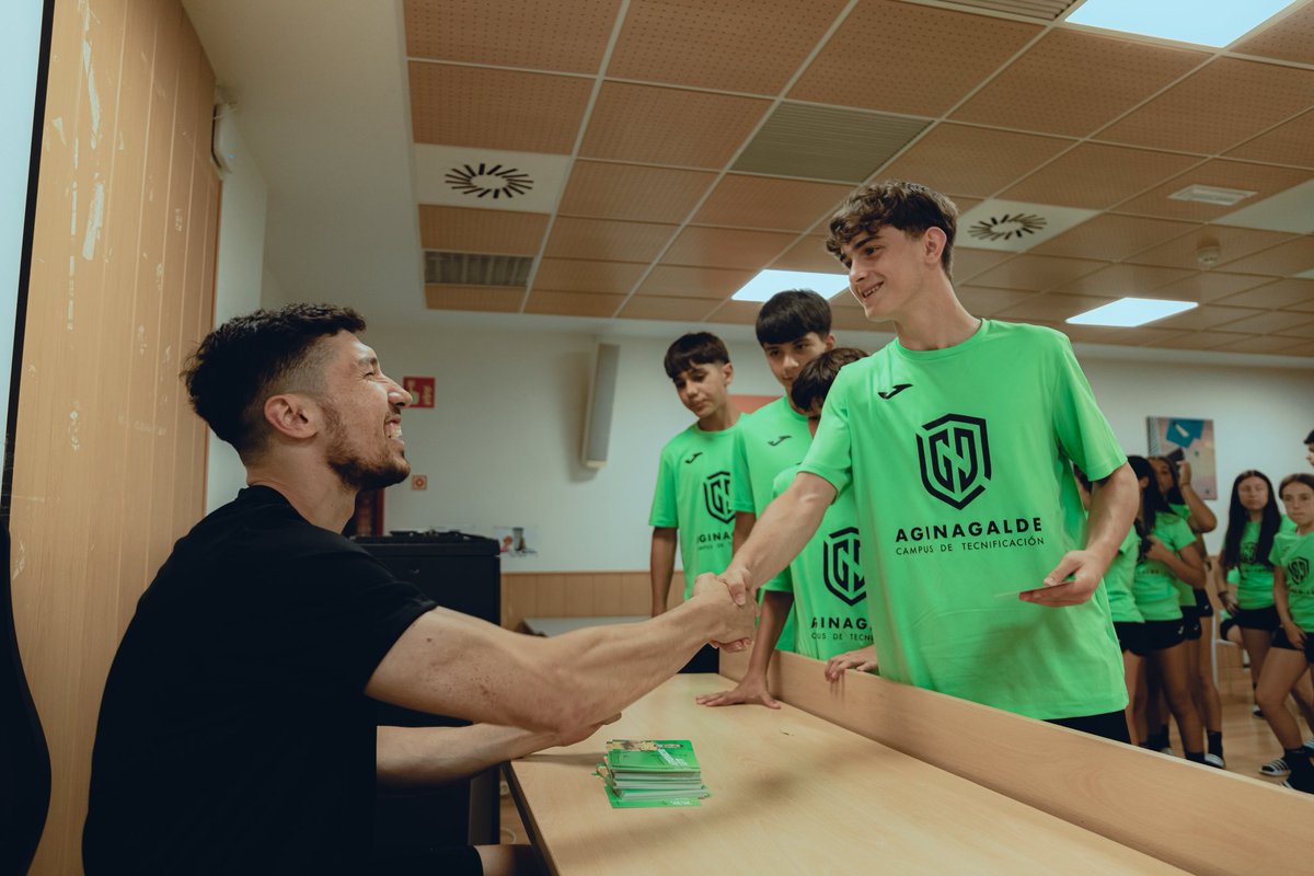 CAginagalde's tweet photo. 🤾‍♂️🗣️ ¡Una de las grandes citas de este VIII Campus de Tecnificación Aginagalde! Charla y firma de autógrafos de @AlexDujshebaev 💪🏼 

🔝 ¡Es un lujo poder escuchar a uno de los grandes referentes del balonmano mundial! ¡Muchas gracias por acompañarnos una edición más! https://t.co/J8qXzS8vJU