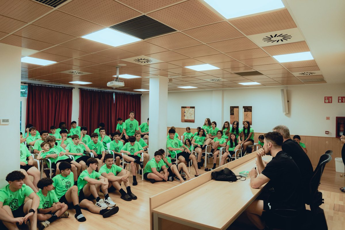 CAginagalde's tweet photo. 🤾‍♂️🗣️ ¡Una de las grandes citas de este VIII Campus de Tecnificación Aginagalde! Charla y firma de autógrafos de @AlexDujshebaev 💪🏼 

🔝 ¡Es un lujo poder escuchar a uno de los grandes referentes del balonmano mundial! ¡Muchas gracias por acompañarnos una edición más! https://t.co/J8qXzS8vJU