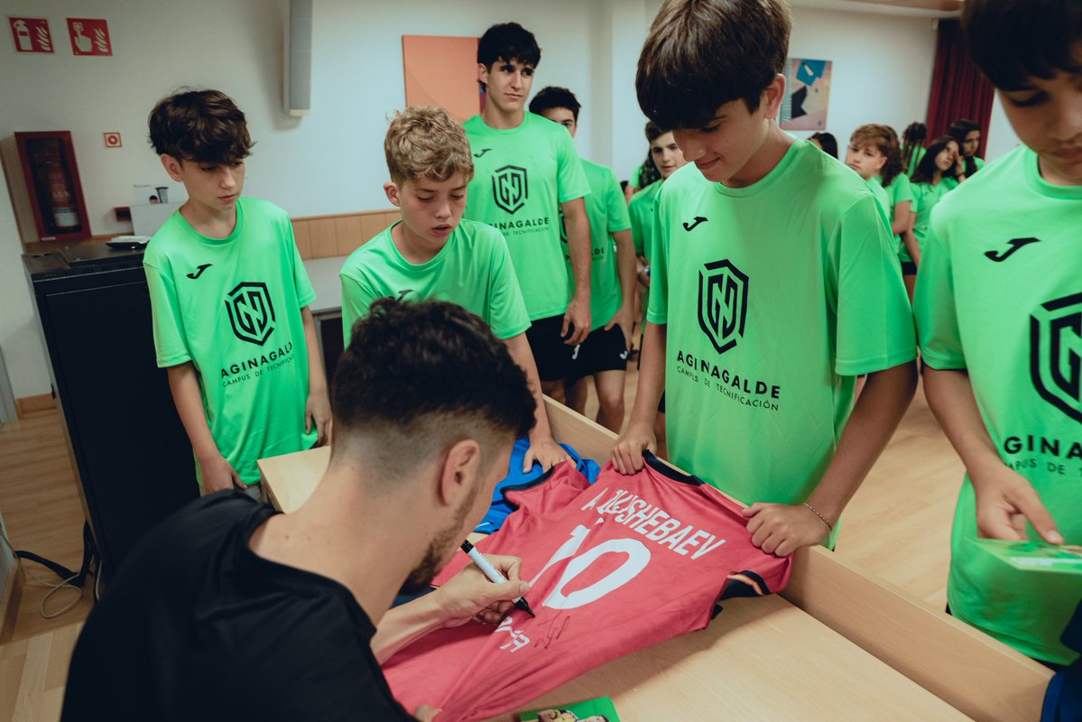 CAginagalde's tweet photo. 🤾‍♂️🗣️ ¡Una de las grandes citas de este VIII Campus de Tecnificación Aginagalde! Charla y firma de autógrafos de @AlexDujshebaev 💪🏼 

🔝 ¡Es un lujo poder escuchar a uno de los grandes referentes del balonmano mundial! ¡Muchas gracias por acompañarnos una edición más! https://t.co/J8qXzS8vJU