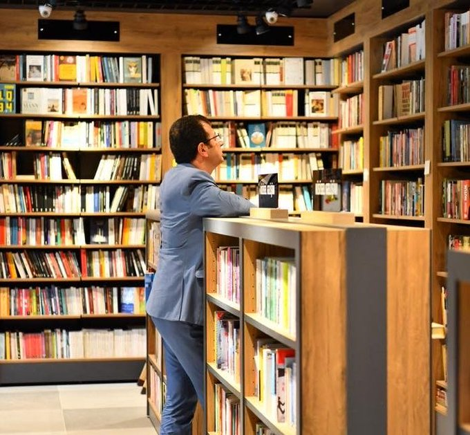 HCangke's tweet photo. SANKİ HAYATINDA ÇOK KİTAP OKUYORMUŞ GİBİ ÇEK PAMPA !... https://t.co/HcJwDWYkOK