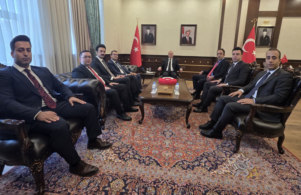 elazig_valiligi's tweet photo. İçişleri Bakanlığı Kontrolörler Başkanlığı Başkontrolörü Sayın Fatih ÇAÇA ve beraberindeki kontrolörler, Valimiz Sayın Numan HATİPOĞLU'nu ziyaret etti.

@numanhatipoglu https://t.co/q4KKWaYogr