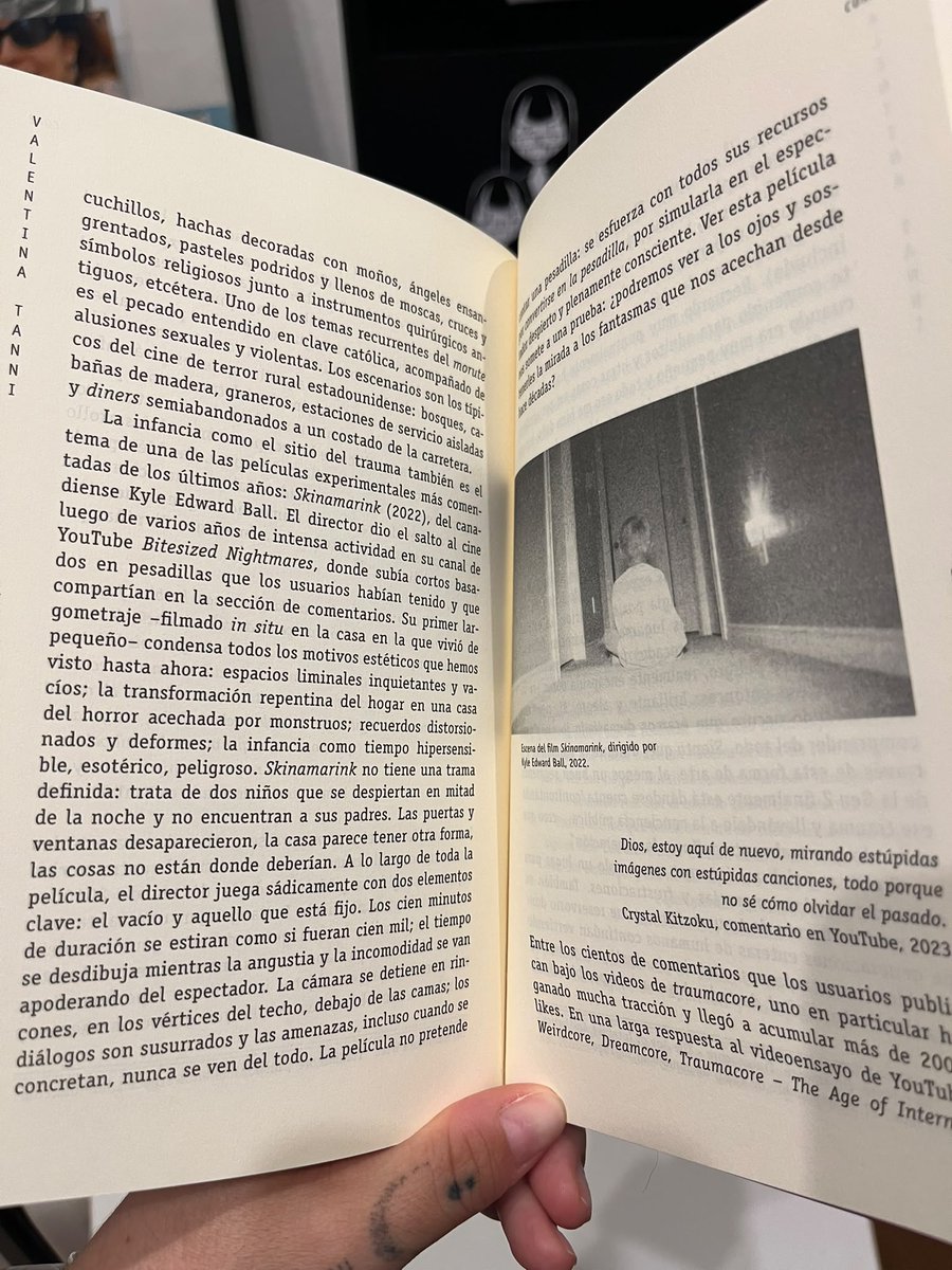 lanoetelocuenta's tweet photo. El libro que no sabías que necesitabas.
El lenguaje de internet hace años que atravesó la pantalla.

Me ha encantado ver Skinamarink en uno de los capítulos, sin duda una de mis favoritas de estos últimos años.

Backrooms, Traumacore, Vaporwave y mucho más. https://t.co/fMtuj5E07G
