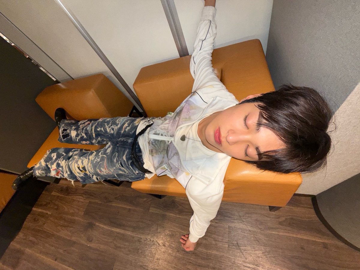디.. tweet media
