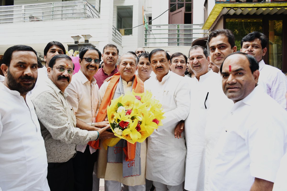 dr_maheshsharma's tweet photo. आज नोएडा सेक्टर 33 स्थित आवास पर पश्चिम क्षेत्रीय अध्यक्ष नियुक्त होने के उपरांत पूर्व मंत्री श्री @nawabsnagar जी से भेंट कर हार्दिक बधाई एवं शुभकामनाएं दी।

आपका दीर्घ राजनीतिक अनुभव, संगठन के प्रति समर्पण एवं जनसेवा का संकल्प पश्चिम क्षेत्र में संगठन को नई ऊर्जा, नई दिशा एवं नई मजबूती प्रदान करेगा।

ईश्वर से आपके सफल, यशस्वी एवं जन कल्याणकारी कार्यकाल की कामना करता हूं।
