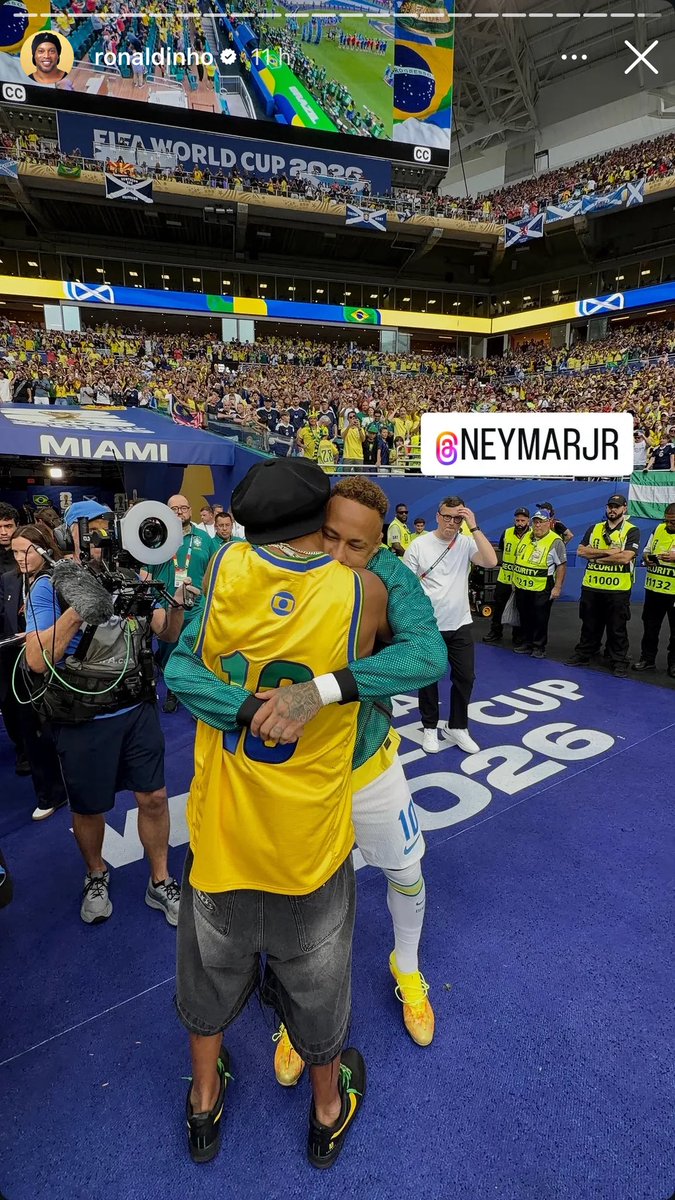 ActuFoot_'s tweet photo. Ronaldinho X Neymar. 🇧🇷🫂

Deux des plus grands brésiliens de l’histoire du football. 🔟🤩

📲 IG https://t.co/LGjyJYiSZW