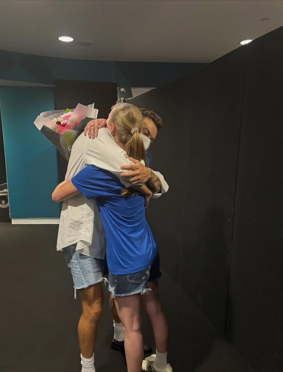 OT5Dailys's tweet photo. Harry Styles meeting Juli, a fan that got the opportunity to meet him backstage in Wembley through Make-A-Wish Norway and Make-A-Wish UK !

via juliberntsen16 https://t.co/ukiGinWW7N