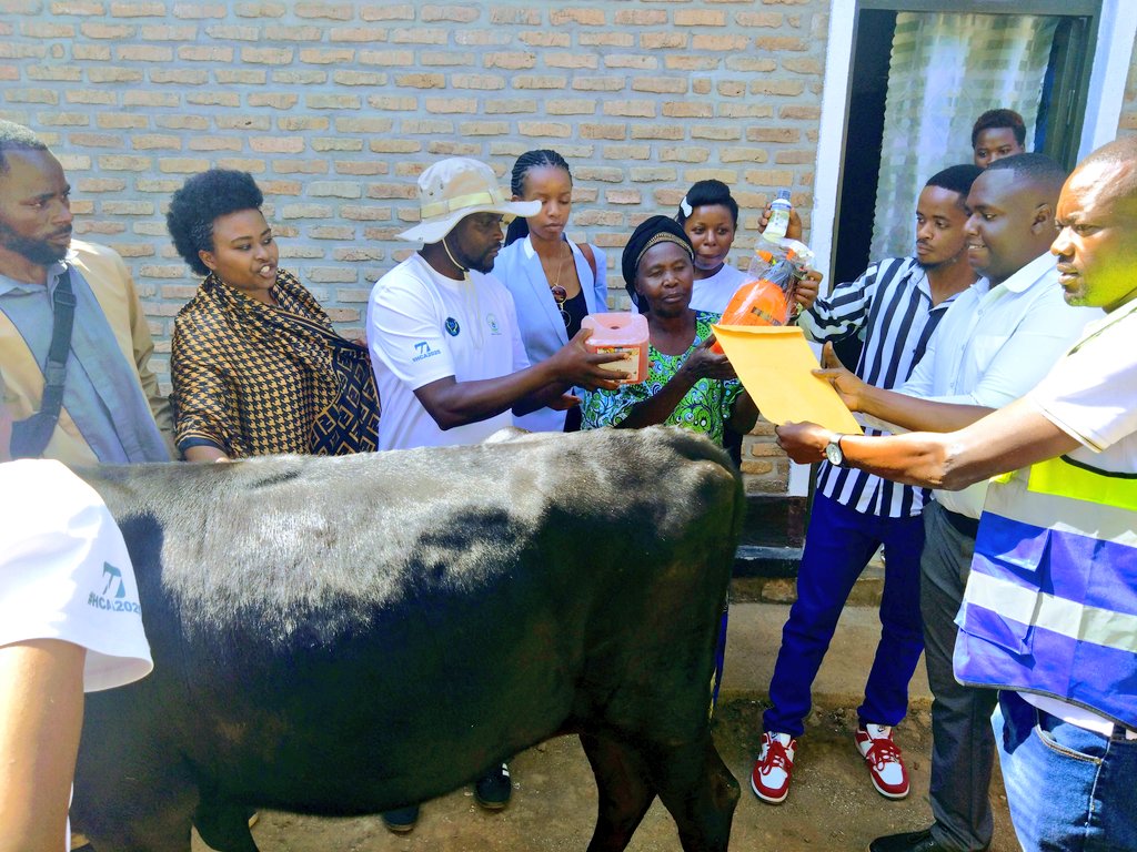 nycnyanza's tweet photo. Minister wa @RwandaYouthArts, @jnabdallah yaje kwifatanya n'Urubyiruko rwo mu  @NyanzaDistrict mu gikorwa cy'Urubyiruko mu Mujishi w'Ubumwe n'Ubudaheranwa. Igikorwa cyabanzirijwe no kuremera Uwarokotse Jenoside yakorewe Abatutsi mu 1994, utuye mu Murenge wa Kigoma. @DrDamascene https://t.co/jjAgzrbgqd