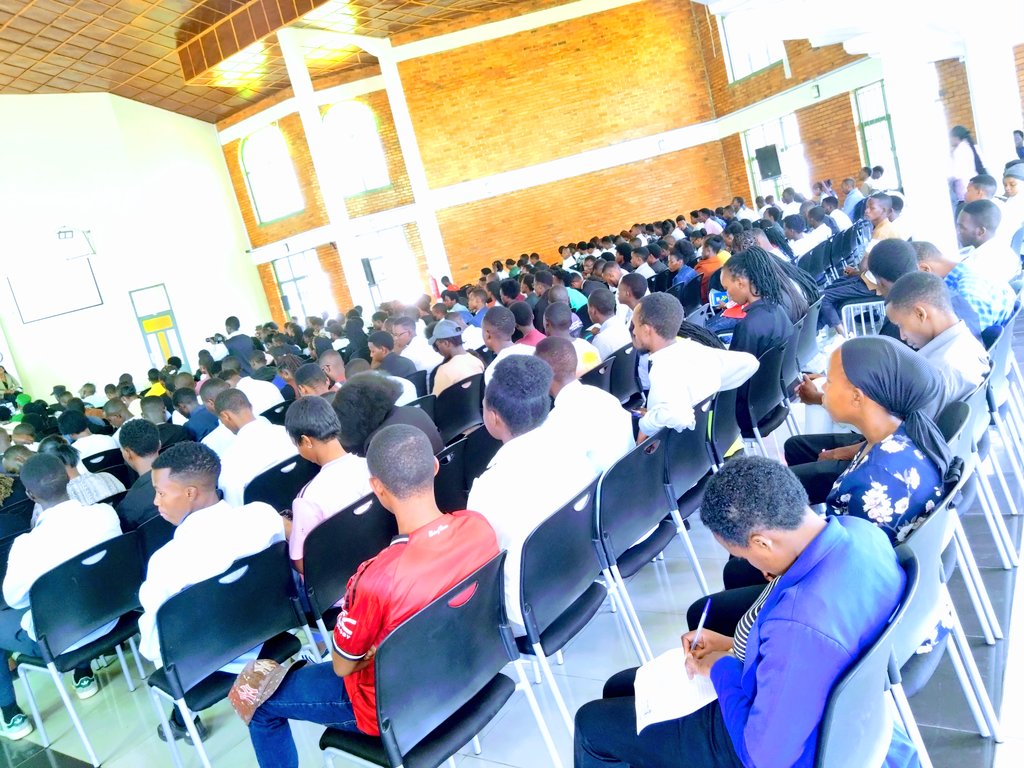 nycnyanza's tweet photo. Minister wa @RwandaYouthArts, @jnabdallah yaje kwifatanya n'Urubyiruko rwo mu  @NyanzaDistrict mu gikorwa cy'Urubyiruko mu Mujishi w'Ubumwe n'Ubudaheranwa. Igikorwa cyabanzirijwe no kuremera Uwarokotse Jenoside yakorewe Abatutsi mu 1994, utuye mu Murenge wa Kigoma. @DrDamascene https://t.co/jjAgzrbgqd