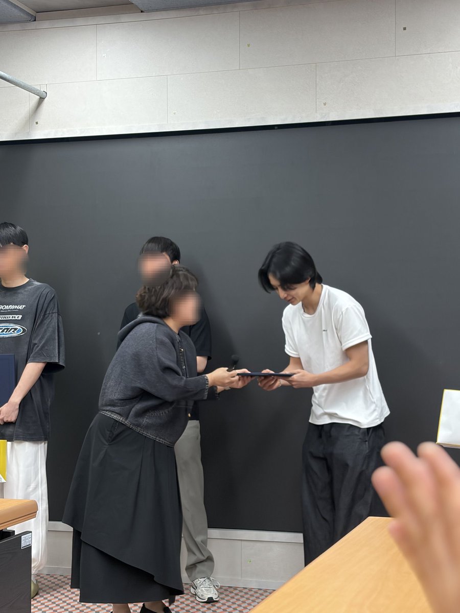 flamehanie's tweet photo. JEONGHAN WITH THE STAFFS 😭😭 YOU’VE WORKED HARD, JEONGHAN! CONGRATULATIONS ON COMPLETING YOUR MILITARY SERVICE!

JEONGHAN did his service at 밀알학교, a school known in korea as a special education institution (supporting students with disabilities)😭 TEACHER JEONGHAN

— 260625 #정한 #JEONGHAN