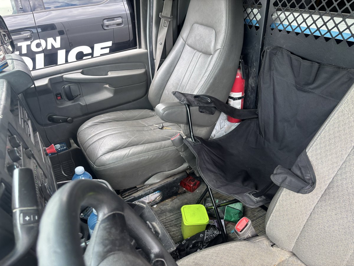 HRPSCMV's tweet photo. This van was stopped in Oakville yesterday. 🧐
Middle “seat” passenger found to be sitting on a camp chair. All 3 occupants no seatbelts.
Cracked windshield, level 3 power steering leak, rotted rocker panels, overweight, improper permit, no parking brake. #OOS/Plates/Charges https://t.co/oXCwBacK0I