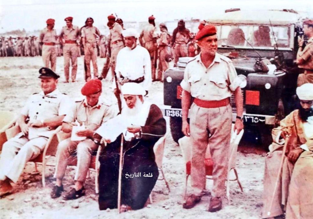 qal3ataltareekh's tweet photo. السلطان سعيد بن تيمور في #صلالة، في تخريج دفعة من الجنود، بتاريخ: 4/26/ 1966م. ويظهر بجانبه السلطان قابوس بن سعيد بن تيمور - رحمهم اللّٰه-.
• نسخة من أرشيف معالي السيد المرحوم محمد بن أحمد البوسعيدي، زودنا بها: [د. محمد بن سالم بن عبدالله الحارثي].
#قلعة_التاريخ https://t.co/1EyU0FX8TY