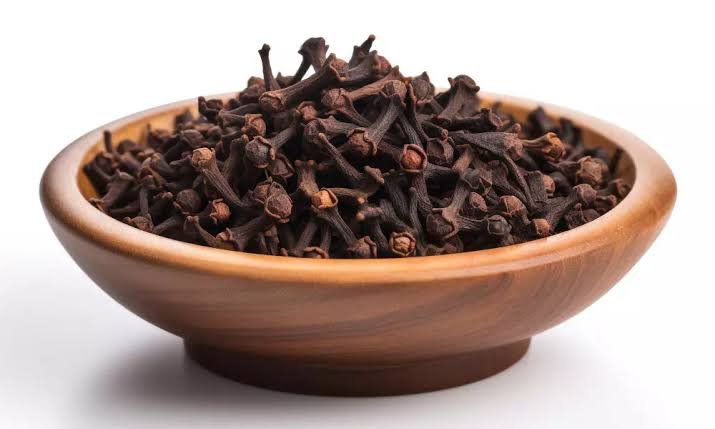 MORADUNNI's tweet photo. Sugar and cloves tips for good luck 

Get a pinch of sugar and put it in a stainless plate and get 7 seeds of cloves
Now drop the 7 seeds of cloves on the sugar and pray to it because prayer is a key starter to what you want to do.
Before you pray,call your name to it 3 times 
After this,then get your lighter to light up the cloves and take it round your house 
It will burn like an incense after burning you can put the rest under your bed for 1 week.

Come back with your testimony!!