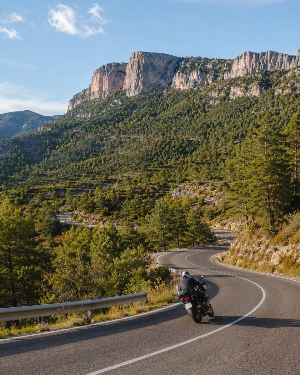 turismoclm's tweet photo. Ruta en moto por Cuenca: 349 kilómetros entre patrimonio, naturaleza y carretera. Este itinerario recorre la provincia en dos etapas, desde Tarancón hasta Cuenca, con 11 paradas de ensueño.

#TurismoCastillaLaMancha #Cuenca #RutasEnMoto #Mototurismo #NaturalezaCLM https://t.co/LmVbyXc0eO