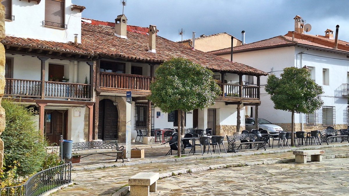 turismoclm's tweet photo. Ruta en moto por Cuenca: 349 kilómetros entre patrimonio, naturaleza y carretera. Este itinerario recorre la provincia en dos etapas, desde Tarancón hasta Cuenca, con 11 paradas de ensueño.

#TurismoCastillaLaMancha #Cuenca #RutasEnMoto #Mototurismo #NaturalezaCLM https://t.co/LmVbyXc0eO