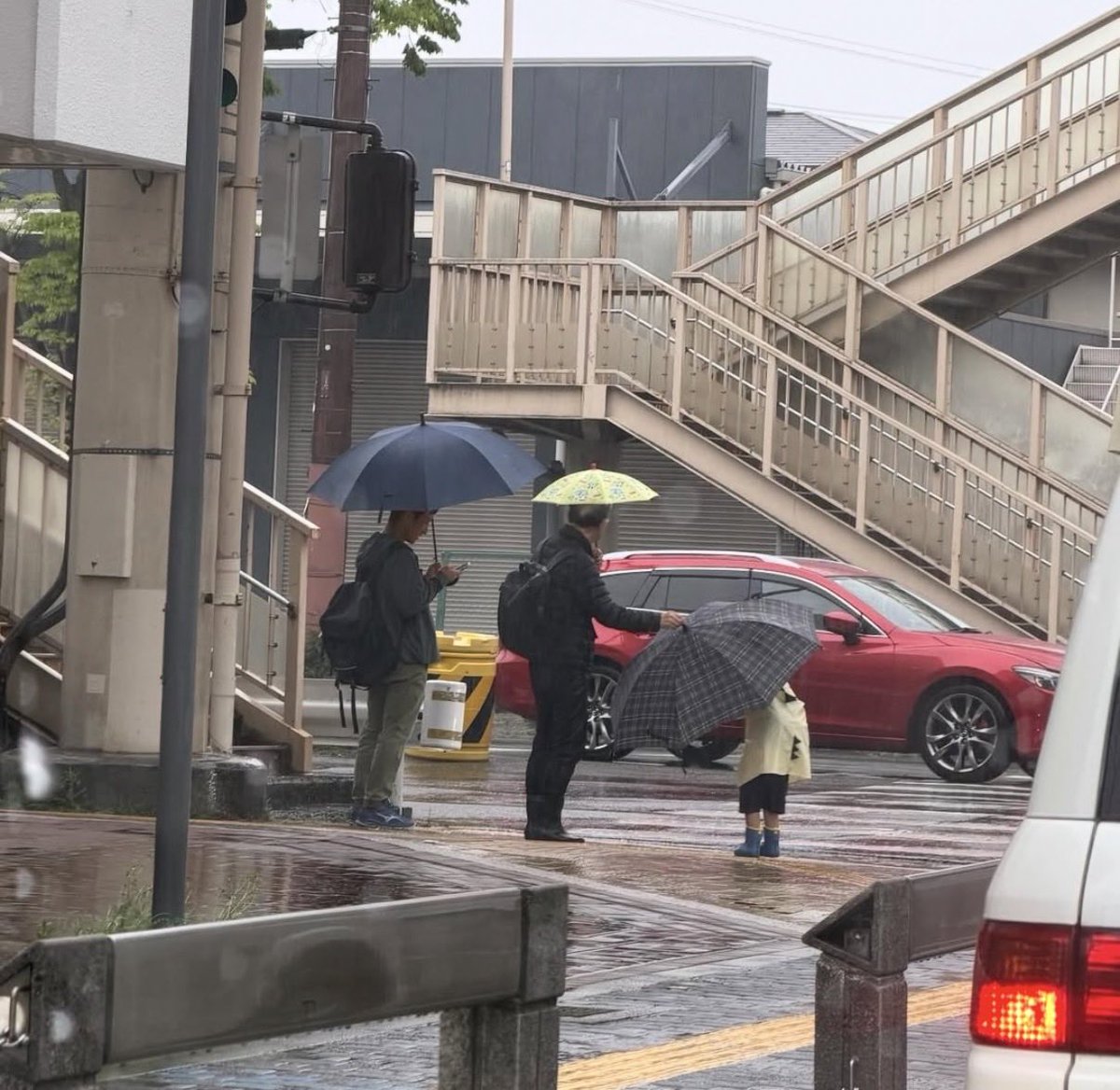 tamika47488's tweet photo. 雨の日のお迎えおじいちゃんの優しさがこの写真から凄く感じる https://t.co/zJsQ7q655D