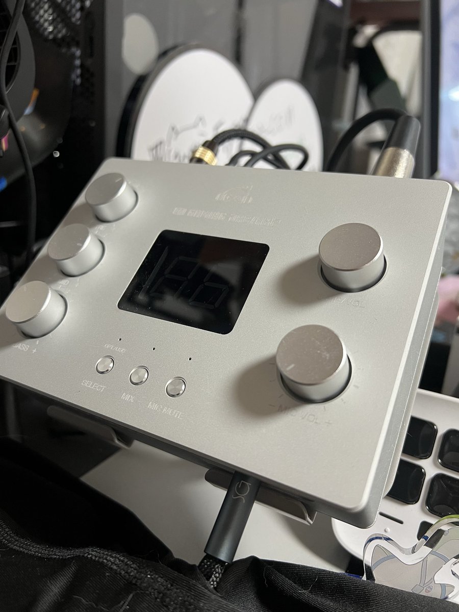 mochinukomochi's tweet photo. ※提供品ではありません。
【Z1 Gaming DAC/AMP】 
(シルバー（MUSES01)
を購入して2ヶ月が経ちました。

マイクは元々XLR接続だったのでそのまま使用。
以前使ってた物と比べて配信の音質が良くなりました。

イヤホンは【INZONE E9】をリケーブルして4.4mmのバランス接続に変更。

PC-USB: PCM 48KHz/16Bitから光ケーブルへ変更しPCM 192KHz/24Bitハイレゾにしました。

EQのどの部分を弄れば足音が聞こえやすくなるか分からなくても、高中底の摘みを上げ下げするだけで足音の聞こえ方が変わります！
中音を上げると足音大きくなるから自分なりに調整しやすいです。

最近出したクリップで漁夫の位置しっかり把握してます！

マイクの音質も良いし、定位感も良い🙆

デメリットはダイヤル式なので設定の保存出来ない所。
光デジタルにするとミュートボタンが使えない所かな🔘

限定版を購入したので通常版とのオペアンプの違いが分かりませんがゲーム向きでアプリも不要だし難しい設定も必要無いとても使いやすい物でもちぬこお気に入りになりました🤩