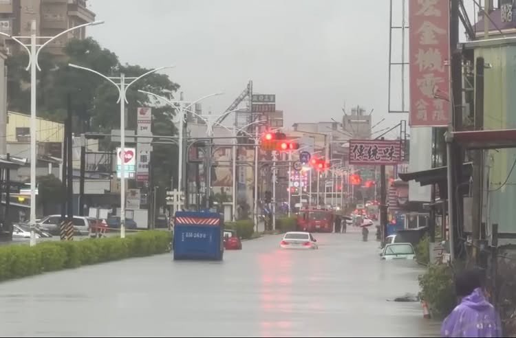 155EK155's tweet photo. 台風7号の外側の雨雲の影響で、屏東県では河川が氾濫し、街のあちこちが冠水しています。明日にかけて日本側も十分お気をつけください。

16:32   Tokyo     MS25    53 57 
16:33   Tokyo     SR730   53 56 
16:53   Kanagawa  TM364   52 55

非常通信😅ありがとうございました。
QTHは👌🙇🏼 https://t.co/rmMu4zQony