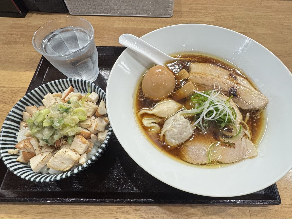Xakky19's tweet photo. ネギ塩鶏チャーシュー丼　うまかった(^^)

#麺屋スリル https://t.co/xiNPXkIehH