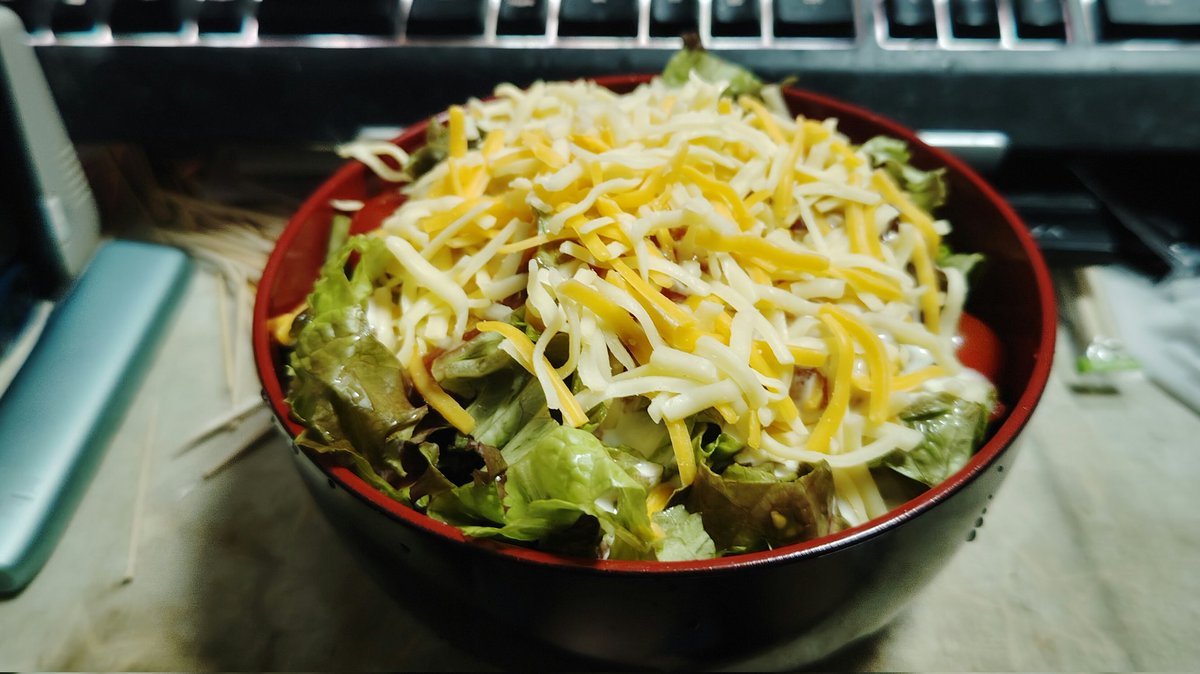 okojyo_game's tweet photo. ドリトス���下にトマト、レタス、合挽き肉、チーズを乗せて美味しくいただきます。 https://t.co/s5lSbN5kEX