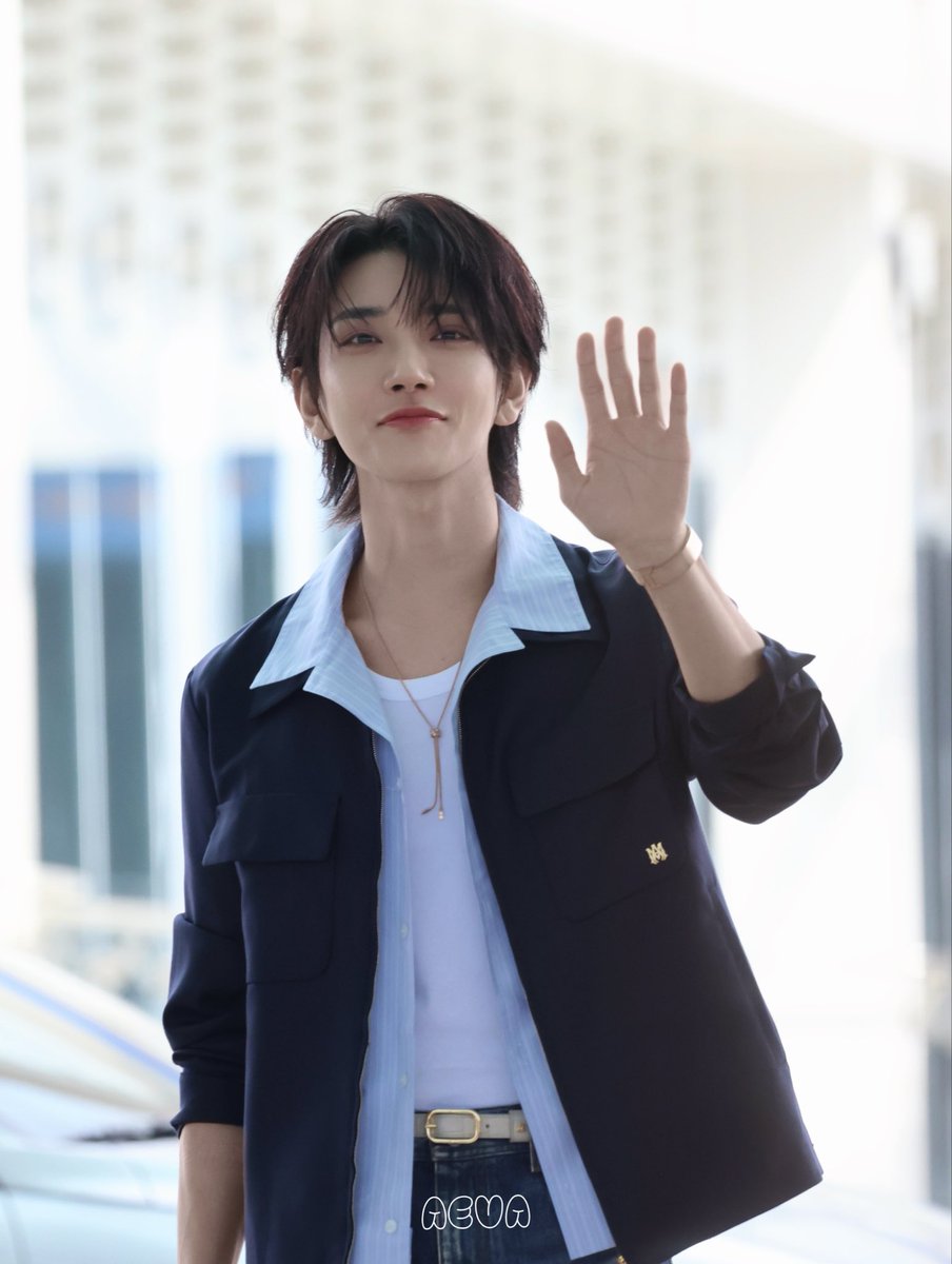 yoon_hoon_'s tweet photo. ジョシュアさんの出国、🇫🇷到着写真全部ビジュいい、サインに応じてるとこも素敵でした✒️🌹🐰 https://t.co/RyWYvLXaYr