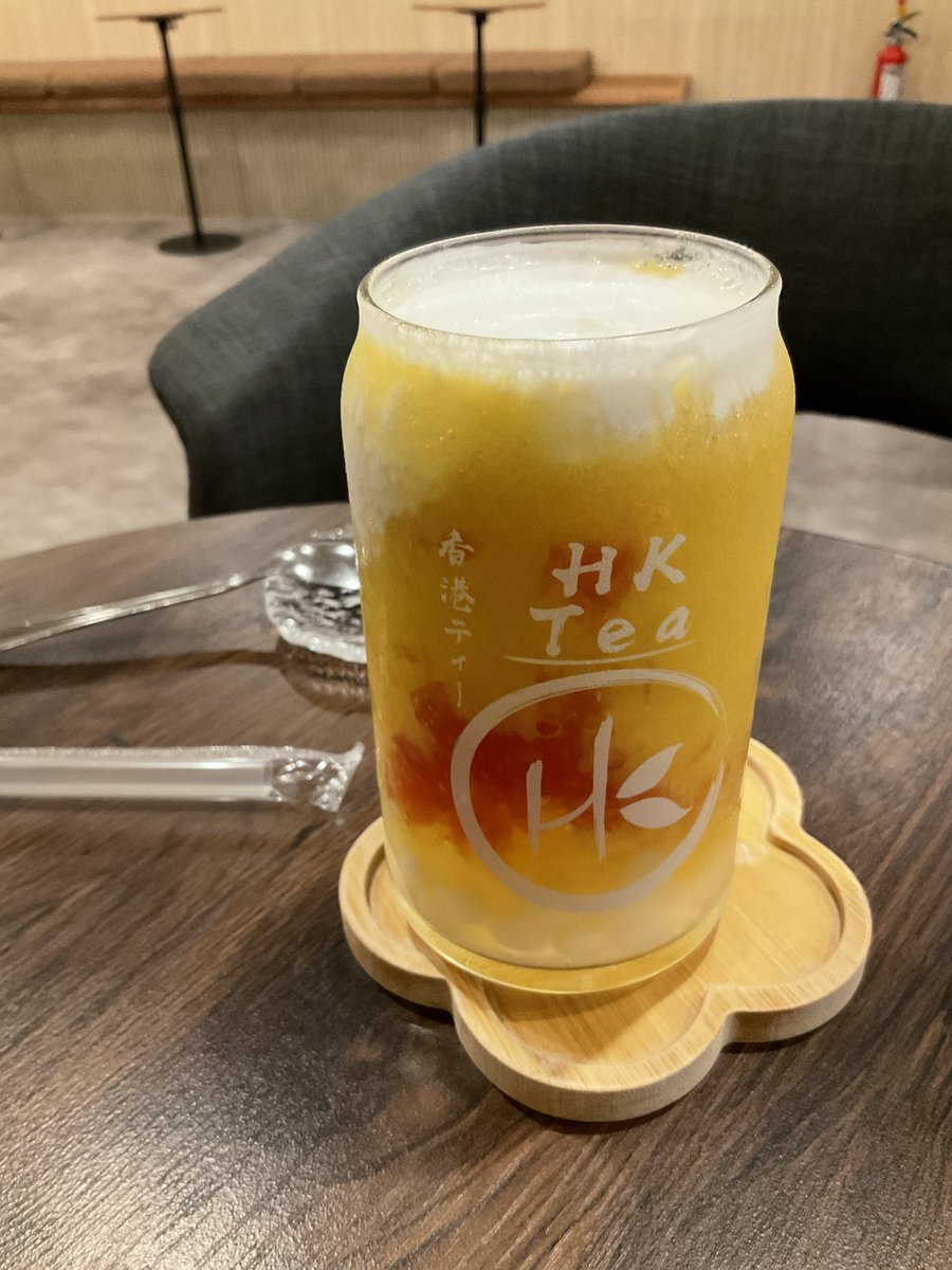purintousan's tweet photo. 店名を見て香港ティーのお店に吸い込まれました。

底にあるモチモチしたのはタピオカではなく、手作り白玉なんだそうです。

#HKTea
#HKT48 https://t.co/uiK1LfDyyH
