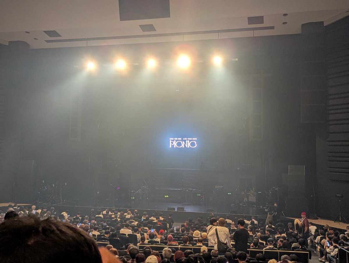 toton0310's tweet photo. ほんしか！！
1階22列目やけど見やすい😍✨

入口にはらいよんちゃんもいたよ https://t.co/okIvgnkMvq