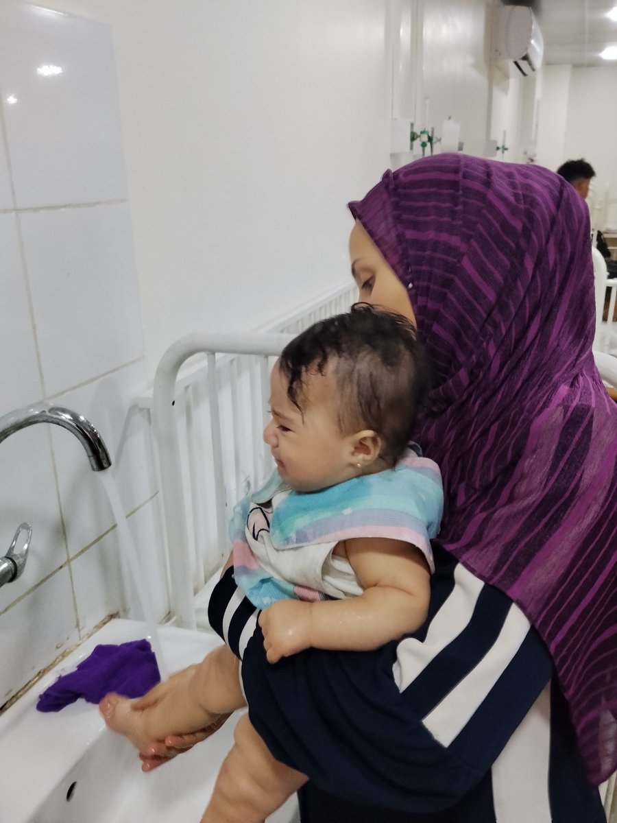 EYahay13404's tweet photo. For days now, my children and I have been suffering from extreme hunger and haven't been able to find enough food. My baby is very sick; I took him to the hospital yesterday. He has a high fever, and I don't have the money for medicine. I just need $100 to buy fever reducers and some light food for them. Please help us; any support from you would mean a lot to us during this difficult time.https://t.co/CZFWhZMg0y