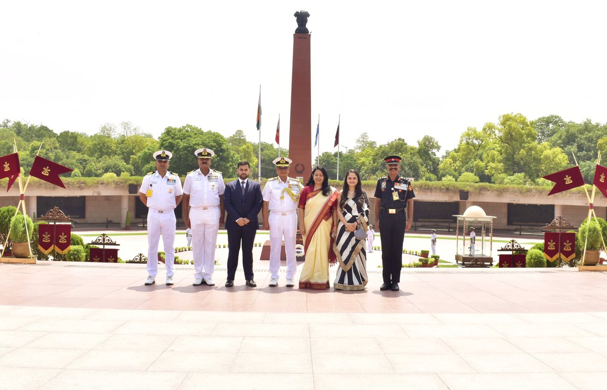salute2soldier's tweet photo. On superannuation, Rear Adm C Raghuram, VSM, laid a wreath at #NationalWarMemorial — saluting the immortal courage of our fallen heroes whose supreme sacrifice lights the flame of duty, honour &amp; pride in every beating heart of the #Nation. https://t.co/4ZOkvo1v8E