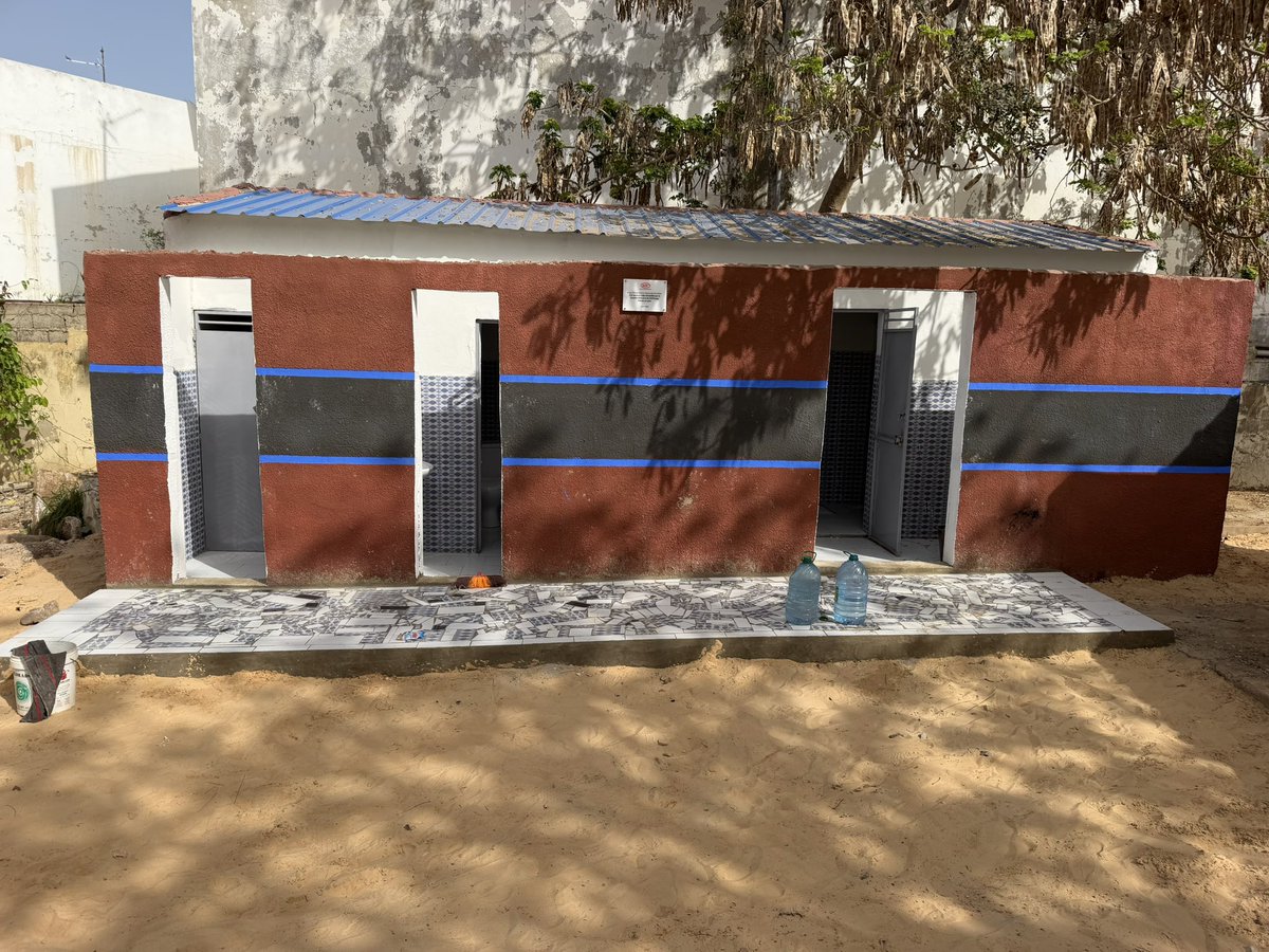Niintche's tweet photo. À l’instant, à l’école Elhadji Demba Ndoye, nous venons de terminer la construction et l’équipement des toilettes. Grâce à la SAR, nous venons d’offrir aux enfants un cadre idéal, avec des toilettes aux normes et tout le confort nécessaire pour les filles et les garçons.
Rendez-vous à 16 h pour l’inauguration.
Une citoyenneté active au service des communautés.
#Deurkiss