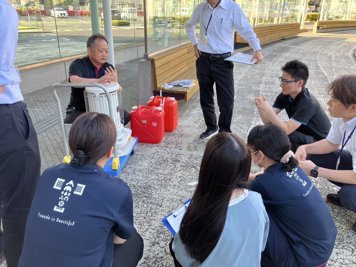 TowadacityMayor's tweet photo. 6月25日避難所開設訓練を実施しました⛺️
くらし窓口部では、災害発生時に迅速かつ的確な避難所の開設・運営が出来るよう、職員を対象とした「避難所開設訓練」を毎年実施しています。

今回の訓練では📝
⚫︎ダンボールベッド・屋内テント設営
⚫︎発電機・ダルマストーブの操作
⚫︎無線機の操作
⚫︎要配慮者や発熱者の方を想定した避難所受け入れ訓練

実際の災害時に職員が落ち着いて対応できるよう、こうした実践的な訓練を積み重ねています。

 #十和田市 #避難所開設訓練