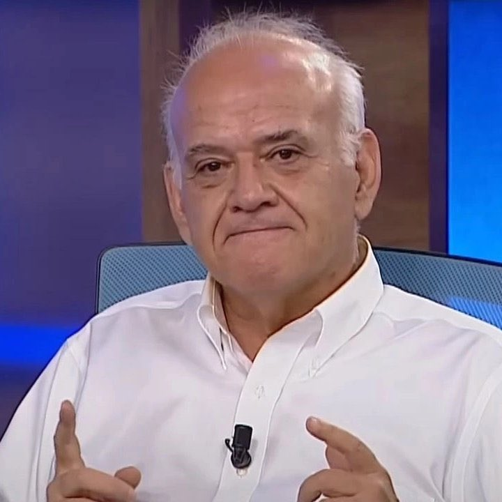 bosunatiklama's tweet photo. İbrahim Hacıosmanoğlu, Ahmet Çakar hakkında suç duyurusunda bulunacak.

Ahmet Çakar: Bizim çocuklar, acaba başka çocuklar olma yolunda ilerliyorlar mı?

Hacıosmanoğlu: 'Bizim çocuklar değil, onun bunun çocukları' dedi. Bu çocukların aileleri var.

Ahmet Çakar: Artık okuduğunu anlama zamanın geldi. Lütfen eğitim al, ilk eğitimini ben vereyim:

İbrahim, topu tut. Tut İbrahim, tut. Topu tut İbrahim. Türkçemizde bu, ilköğretim seviyesinde verilen ilk eğitimlerimizdendir.