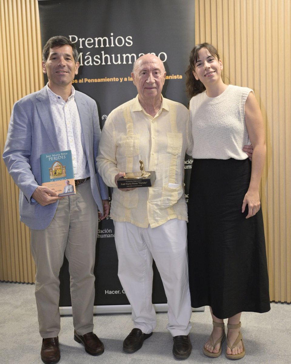 FundacionSMLRPH's tweet photo. Merecidísimo reconocimiento de @Fundmashumano a nuestro "alma mater", José María Pérez #Peridis 🥰 Un placer acompañarle durante la gala de entrega de estos premios que reconocen a quienes inspiran, piensan y actúan para construir una sociedad más justa, digna e inclusiva. 👏 https://t.co/YZfl51ANMK