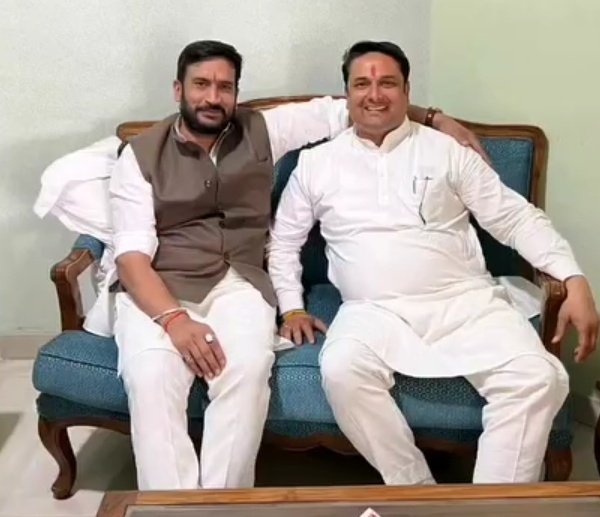 BjpPrashar's tweet photo. ਮੇਰੇ ਸਤਿਕਾਰਯੋਗ ਵੱਡੇ ਵੀਰ ਸ੍ਰੀ @AbhijatMishr ਜੀ ਨੂੰ @BJP4UP ਦੇ ਜਰਨਲ ਸਕੱਤਰ ਚੁਣੇ ਜਾਣ ਲਈ ਵਧਾਈ ਤੇ ਸ਼ੁਭਕਾਮਨਾਵਾਂ! 
 ਮਾਂ ਦੁਰਗਾ ਸ਼ਕਤੀ ਜੀ ਅੱਗੇ ਅਰਦਾਸ ਬੇਨਤੀ ਕਰਦਾ ਹਾਂ ਕਿ ਤੁਹਾਡੀ ਅਗਵਾਈ ਹੇਠ ਭਾਜਪਾ ਨਵੀਆਂ ਬੁਲੰਦੀਆਂ ਨੂੰ ਛੂਹੇ! https://t.co/ZiPoiQLkrr