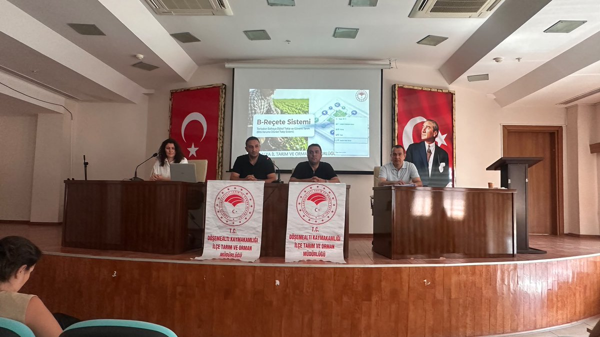 GthmIlce's tweet photo. Bitki koruma ürünlerinin güvenli ve mevzuata uygun kullanımına yönelik düzenlenen B Reçete Bilgilendirme Toplantısı, İl Müdürlüğümüz uzmanlarınca yapılan sunum eşliğinde gerçekleştirildi.
@ErkannCakar
@FratErkal 
@unalcakici07 https://t.co/VqK73JtH7y