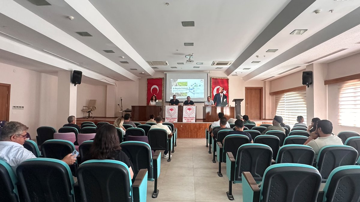 GthmIlce's tweet photo. Bitki koruma ürünlerinin güvenli ve mevzuata uygun kullanımına yönelik düzenlenen B Reçete Bilgilendirme Toplantısı, İl Müdürlüğümüz uzmanlarınca yapılan sunum eşliğinde gerçekleştirildi.
@ErkannCakar
@FratErkal 
@unalcakici07 https://t.co/VqK73JtH7y