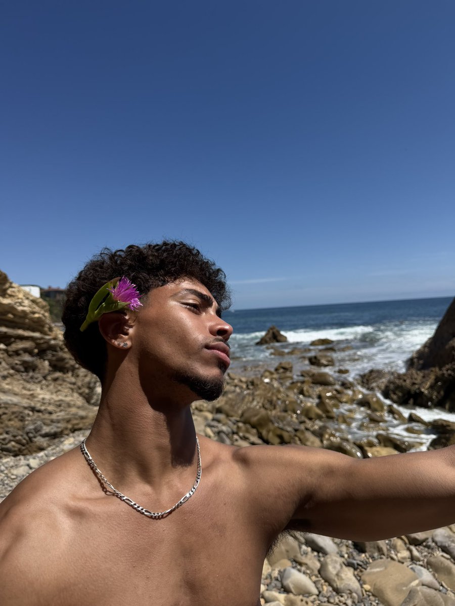 QuintonColemann's tweet photo. Summer Boy https://t.co/QgMYJKTx0c