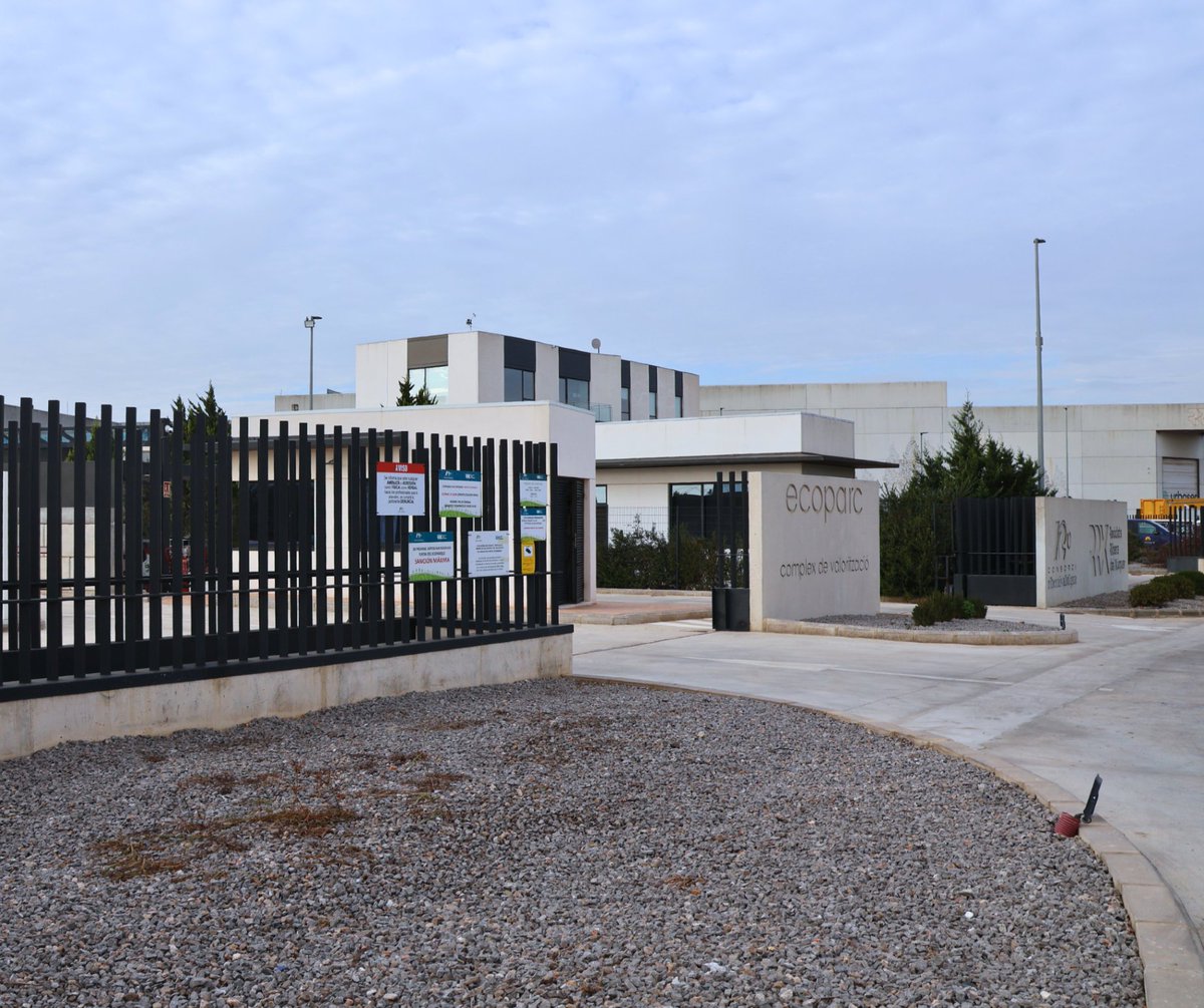 riberacircular's tweet photo. Utilitzar els ecoparcs del CRiV et beneficia a tu i al planeta. ♻️ I és que, cada vegada que portes aparells elèctrics o electrodomèstics a les nostres instal·lacions, ajudes a preservar l'entorn i sumes Ecopunts. Incentius amb els quals el Consorci premia aquells que reciclen. https://t.co/vEZNwoHygn