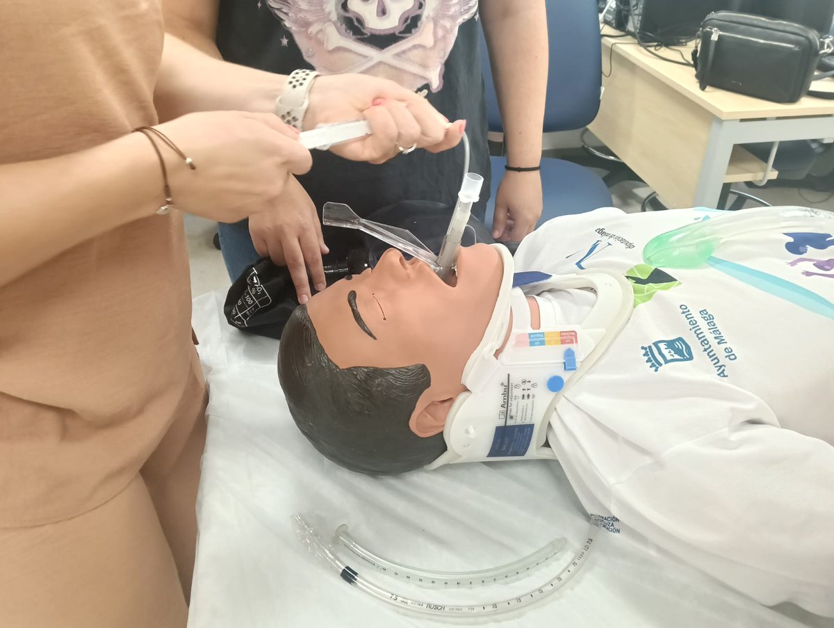 IAVANTE_FPS's tweet photo. 🚑 Profesionales @saludand participan en una nueva edición del curso #IAVANTEsimulación #PAUE Atención Inicial al Trauma Grave en Hospital en Hospital Dr. Muñoz Cariñanos @HospitalUVRocio

Entrenamiento práctico para mejorar la atención al paciente #WeLoveSimulation @AntonioBJ84 https://t.co/DYkS4w7VmA