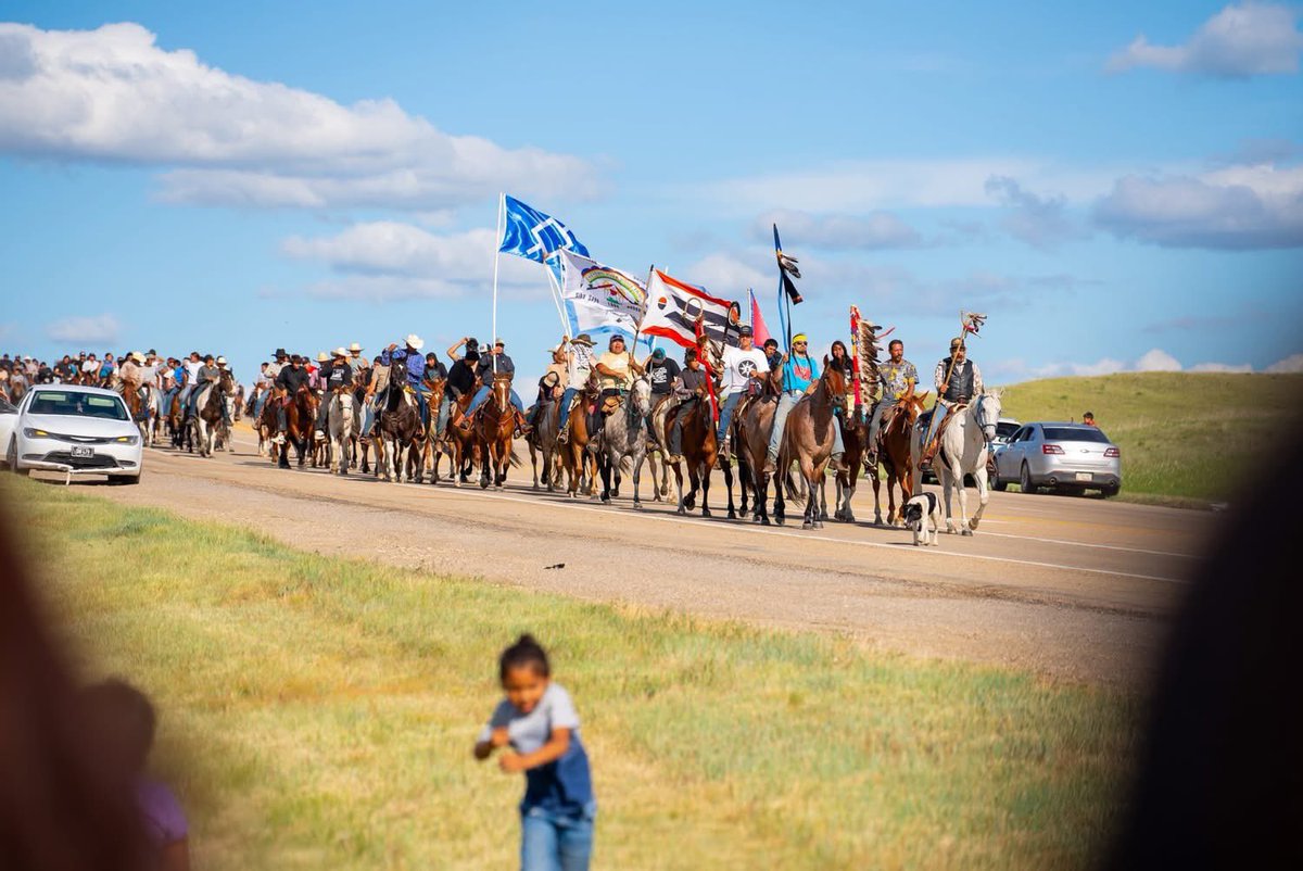 NacionsSEstat's tweet photo. Arriben les diverses cavalcades arapaho, cheyenne i sioux lakota a l'indret de la batalla de Little Big Horn, 150 anys despres de vèncer al 7è de cavalleria https://t.co/sYY9XaY0jZ https://t.co/w23zlqsd8P