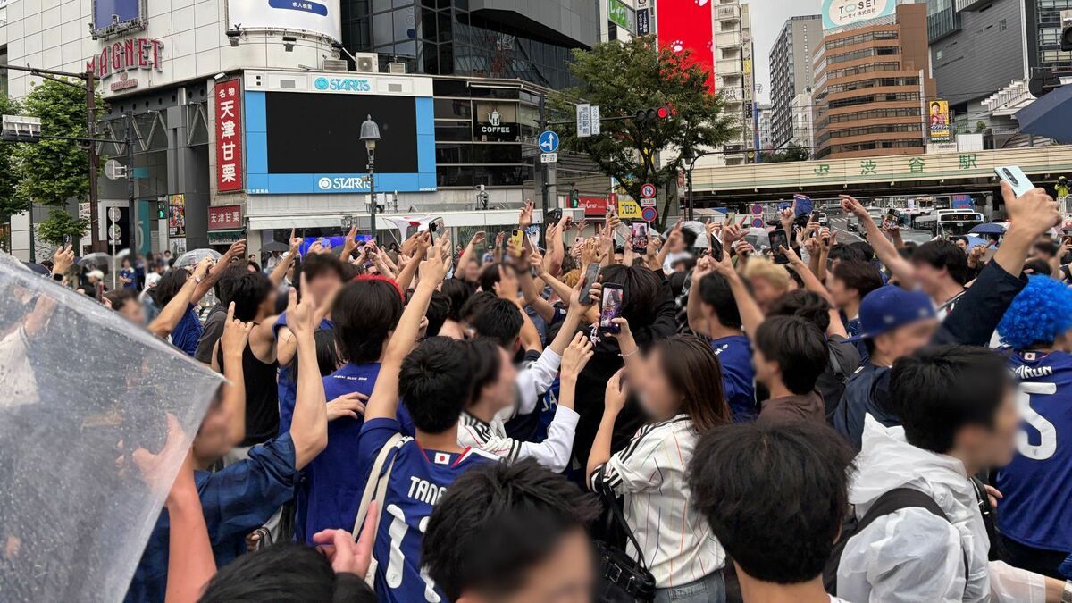 japanHospiTokyo's tweet photo. Shibuya is absolutely buzzing for the World Cup!! ⚽️🔥 The match against Sweden kicks off tomorrow, Friday, at 8 AM! 🇸🇪🇯🇵 Let’s gooo! 🙌🎉
​#Shibuya #WorldCup #SamuraiBlue #KickOff #Football https://t.co/dx4RMitWqB