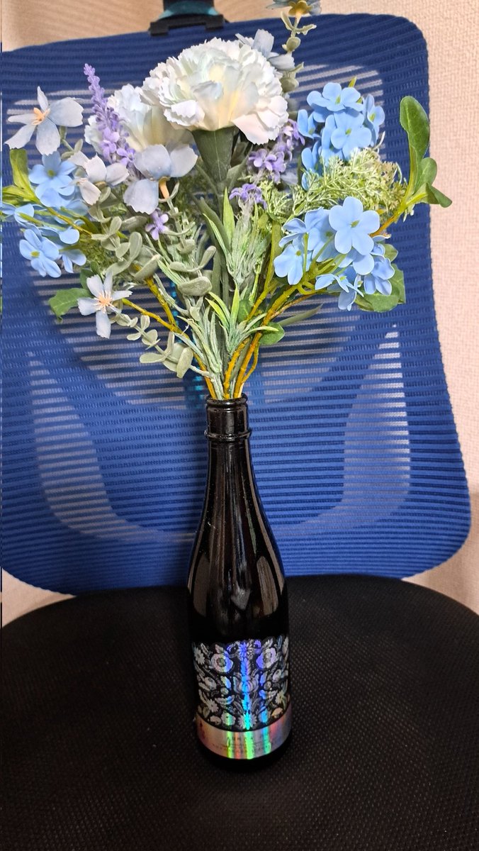 roomrack's tweet photo. 大信州花宙の空きビンにドライフラワー突っ込んだら良い感じのインテリアになった https://t.co/DgUOnMXGZr