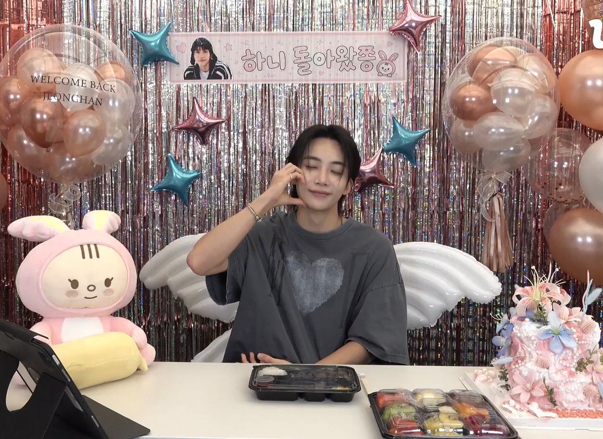 natanattda's tweet photo. Congrats to everyone experiencing idol jeonghan for the first time https://t.co/TeifFntnUv