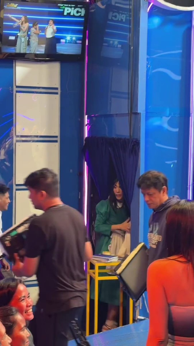 aboutkahel's tweet photo. inabutan ng towel sweet misis! 

#ViceIon https://t.co/SYiijCYEZi