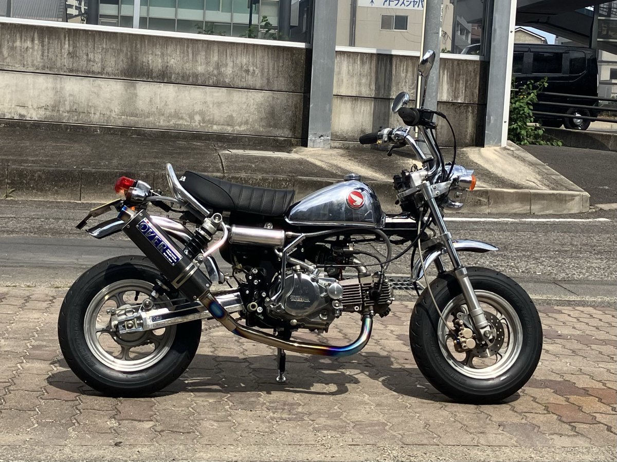 Monky4mini's tweet photo. 10インチモンキー、手に入れて乗ってみたら？？と思うところがいろいろあり相談のためご来店。フレームも修正が必要だったのでアルミフレームに換えることになり、そうなるとリヤショックとかスイングアームとかも換えたくなってしまう。大改造となりましたが仕上がりには満足していただけました！ https://t.co/0C1kwjV3kI