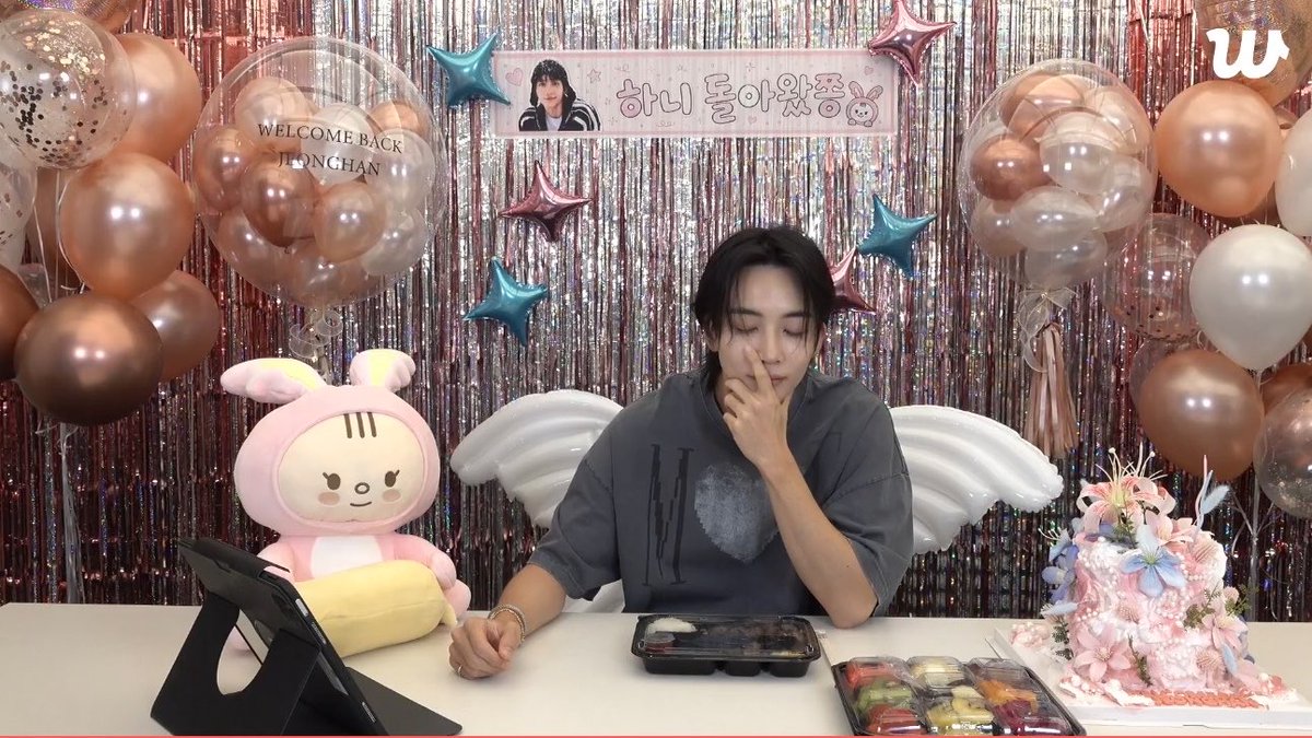 xueishaoo's tweet photo. JEONGHAN WELIVE ! JEONGHAN IS BACK 😭🤍 https://t.co/HIJxGGS0UP
