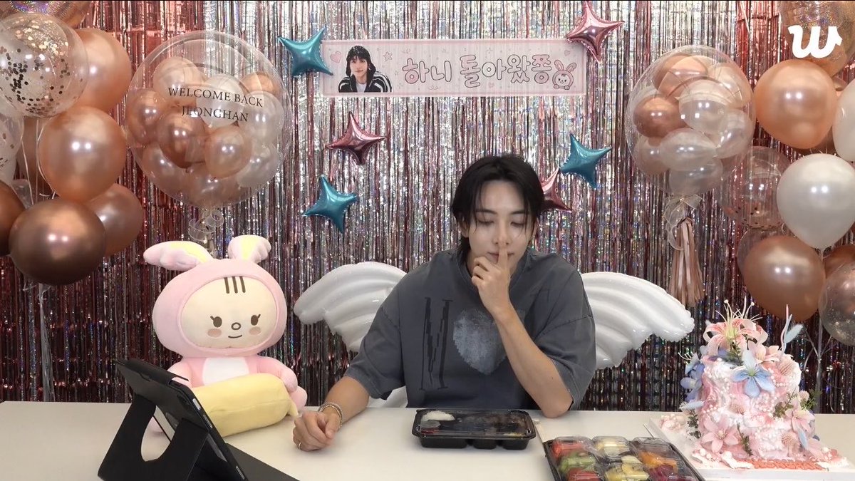 xueishaoo's tweet photo. JEONGHAN WELIVE ! JEONGHAN IS BACK 😭🤍 https://t.co/HIJxGGS0UP